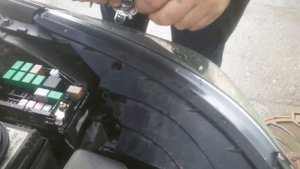 Неудобная замена лампы Н4 в хендай салярисе