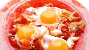 Яичница с помидорами и луком! Блюдо на завтрак!