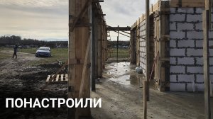 Делаем опалубку под армопояс и колонны, закопали септик и колодцы. 8 серия