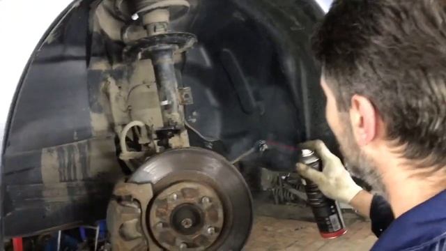 Замена пыльников передних амортизаторов Митсубиси Аутлендер. смотреть онлайн