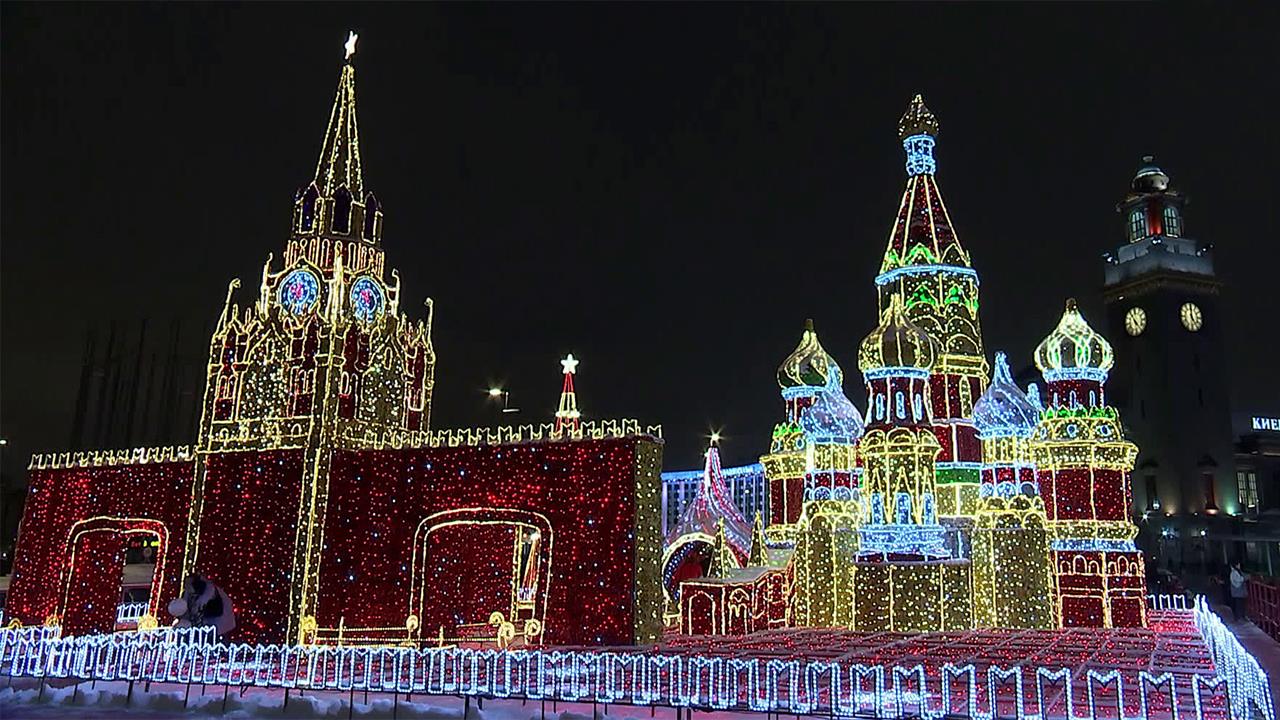 Почувствовать приближение Нового года может каждый, просто прогуливаясь по Москве