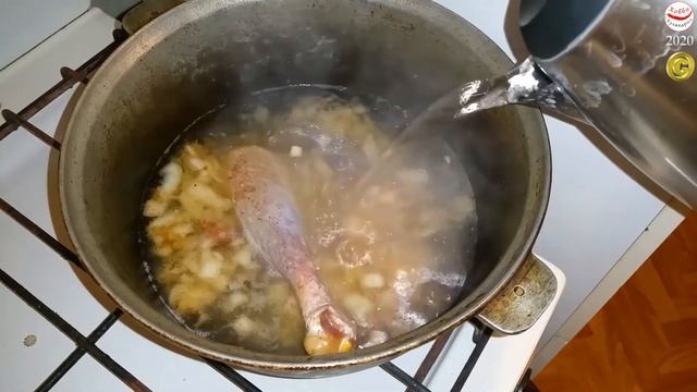 Красная картошка или тушёный картофель с мясом в томатной подливе