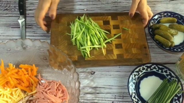 САЛАТ "ВКУСНЫХ ВАМ ПРАЗДНИКОВ"!ГОТОВТЬЕ БОЛЬШЕ, НИКОГДА НЕ ХВАТАЕТ!ОЧЕНЬ ВКУСНЫЙ САЛАТ НА НОВЫЙ ГОД смотреть онлайн