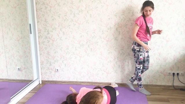 ОЧЕНЬ СЛОЖНЫЙ ЙОГА ЧЕЛЛЕНДЖ для ДВОИХ 3/ Получился ЭКСТРИМ йога челлендж! Двойняшки против ЙОГИ! смотреть онлайн