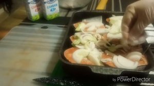 Лосось, запечённый в духовке с луком и сливками.