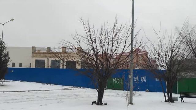 Астрахань. Набережная. "Мальчик чистит обувь" .32ч.