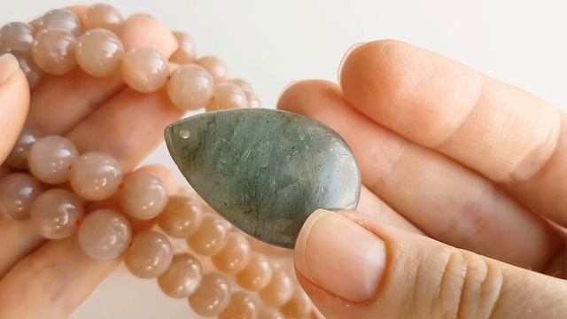 МАЛАХИТ, ОРАНЖЕВЫЙ ЛУННЫЙ КАМЕНЬ И ГОВЛИТ. Не повезло с лабрадором. Натуральные камни с Алиэкспресс