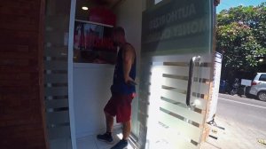 Едем в район Санур. Пляж без волн на Бали. Неудача с обменником. Обзор местного зала в Сануре