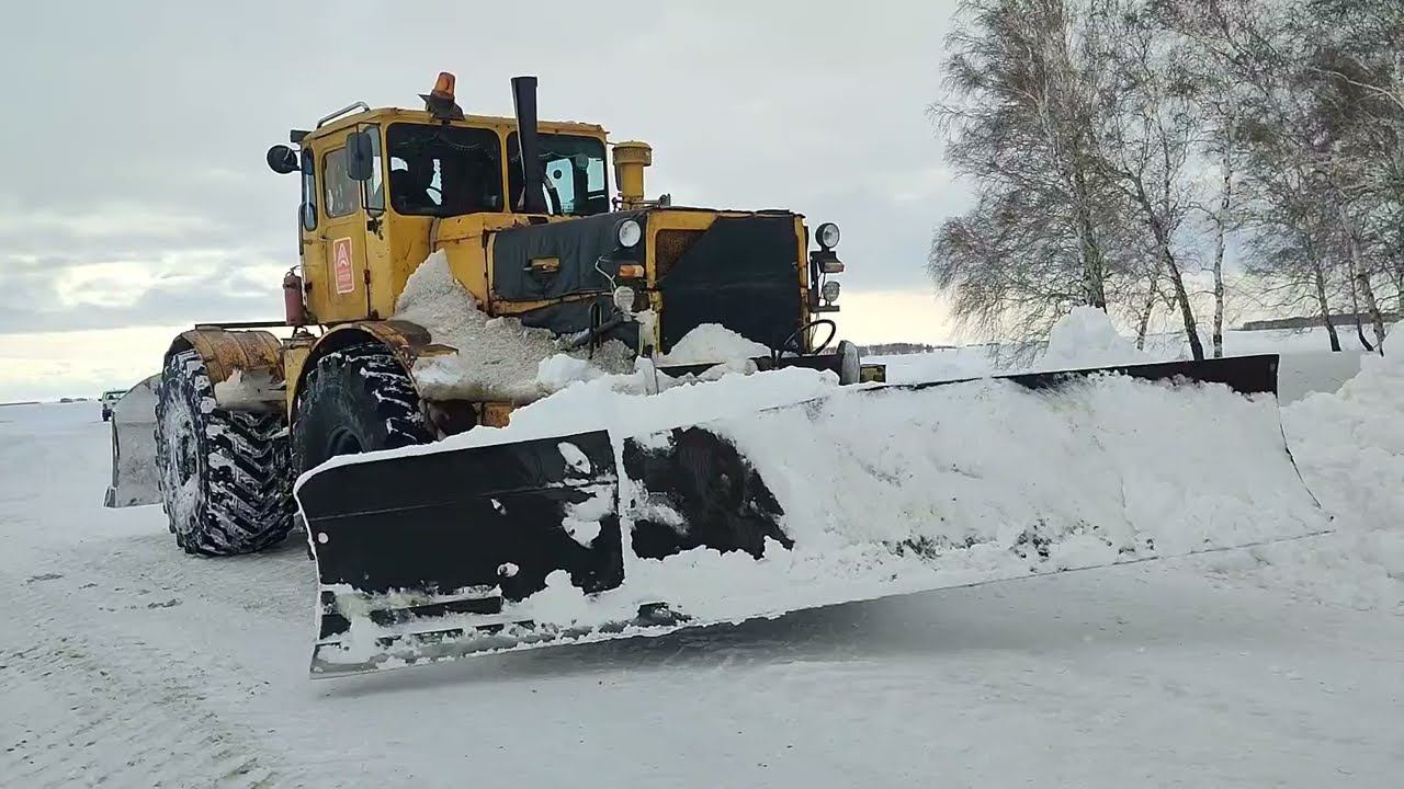К-700 чистит трассу.Опять всё замело. смотреть онлайн