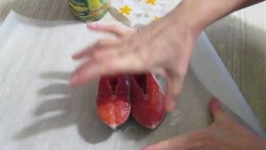 Рыбка,запеченная под соусом песто.