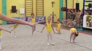 Алиса гимнастка!!! Первое выступление маленькой звёздочки по гимнастике