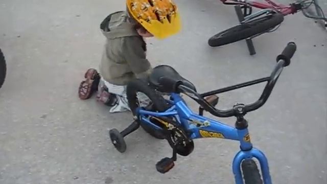 Jacob's Armory on his 12 inch bike смотреть онлайн