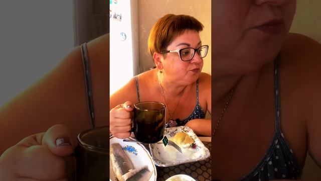 МУКБАНГ/ВАРЕНИКИ С СЕЛЕДКОЙ?/ смотреть онлайн