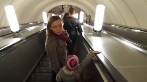 Спуск на эскалаторе в метро
