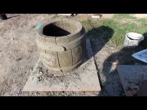 как  сделать   бочку  из арт  бетона  и  лавочку  .