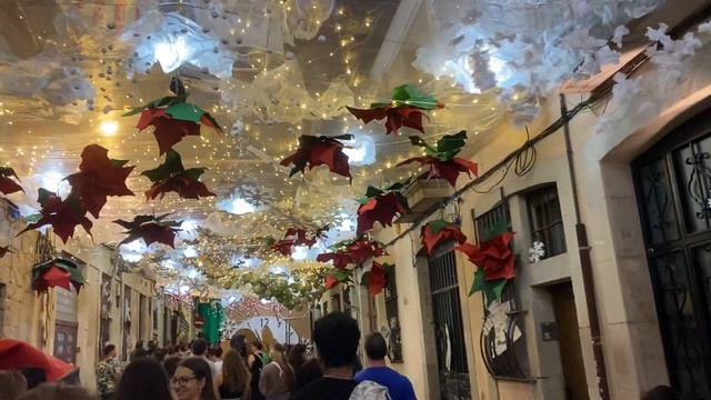 Испания ?? Барселона ? праздник Фиеста Майор де Грасия (15 -21 августа) как украшена улица? смотреть онлайн