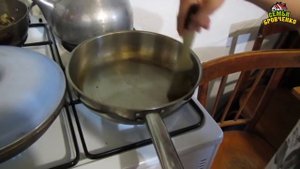 Семья Бровченко. Аня (9лет) сама делает оладьи. (06.16г)