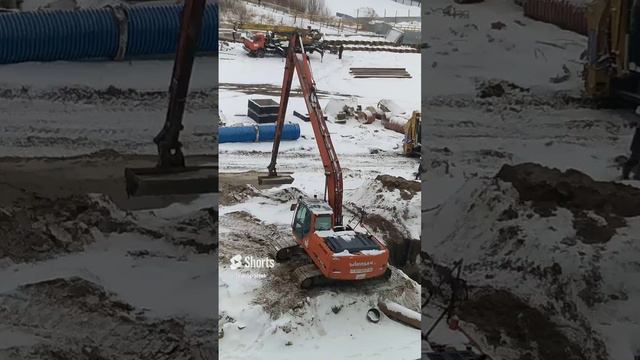Траншею заливает водой #Shorts #траншея #затопило #затоп #экскаватор