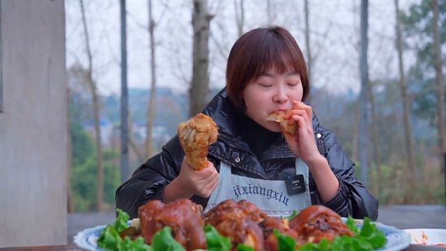 秋妹今天弄個辣味滷牛蹄吃，香辣勁道滿滿的膠原蛋白，一口料一口肉太巴適了！【颜美食】