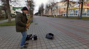 Саксофонист играет на улице в Молодечно