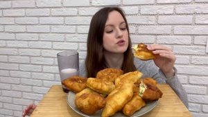 МУКБАНГ ЖАРЕНЫЕ ПИРОЖКИ с мясом рецепт MUKBANG FRIED PIES meat potatoes разговор