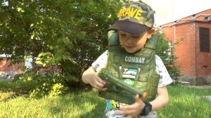 Макс открывает военный набор и оружие игрушки для мальчиков Видео для детей