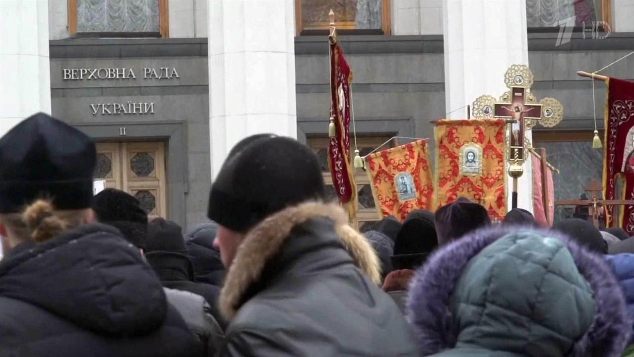 Петр Порошенко подписал закон о переименовании канонической Украинской православной церкви