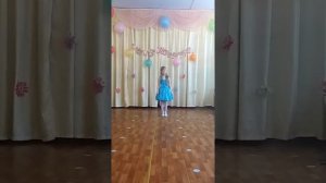 Я в садике пою песню я не буду мама плакать .