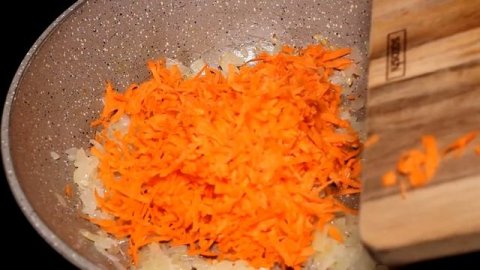 Салат ОБЖОРКА, его всегда Мало! Бюджетный, мясной и сытный!