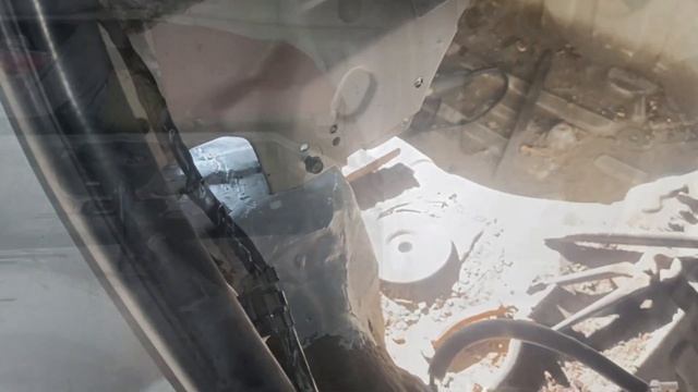 Hyundai Accent. Заканчиваем сварку правого стакана смотреть онлайн