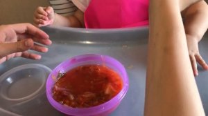 Детка кушает борщ первый раз Baby eats borsch for the first time