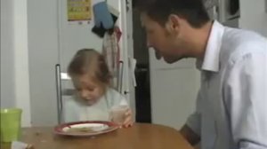 Папаша тролит свою дочку