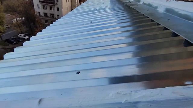 Крыша на балкон последнего этажа в Москве м.Добрынинская/Козырёк над балконом из профнастила.
