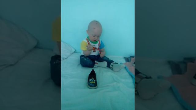 У малыша не получается он очень забавно психует.