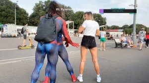 ДВА КАЧКА ТРОГАЮТ БЛОНДИНКУ ЗА ПОПУ | БРАТИКИ94