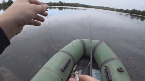 Рыбалка на диком озере! Ловля с лодки!