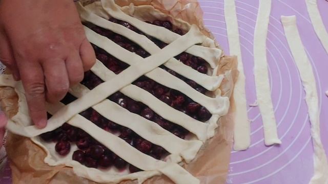 Вишнёвый пирог из слоёного теста, как в кафешках ??? смотреть онлайн