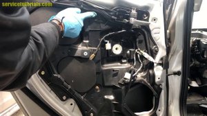 Как снять Привод замка задней двери на Mazda 3 BK 2003-2009 годов за 15 простых шагов.