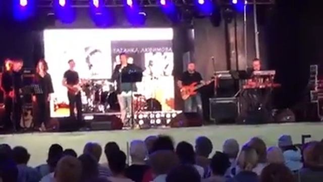 Александр Домогаров исполняет песню " О Володе Высоцком" ( Булат Окуджава) Таганский парк 26.07.201 смотреть онлайн