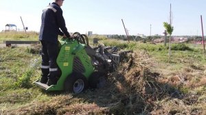 Мини-погрузчик FRONTMEN. Уборка скошенной травы