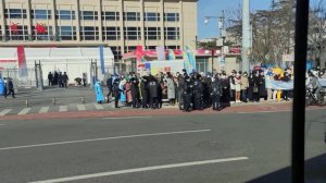 Олимпиада: Толпы пекинцев вышли посмотреть на Юдзуру Ханю в автобусе