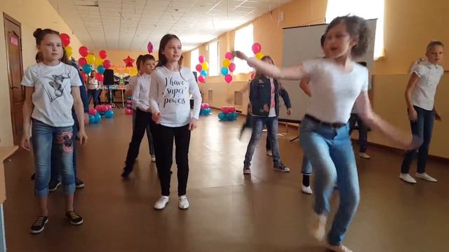 Юлька, последнийэ звонок 4 класс. 2018г.  Танец.