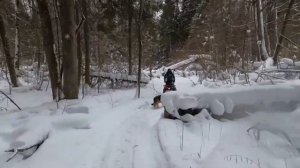 В лесу на квадрике и снегоходе. На поле в снегу застряли. Откапываемся..mp4