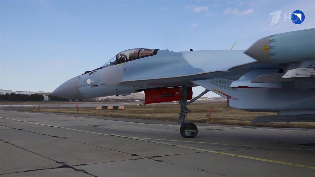 Летчики получили первую партию новых многофункциональных истребителей Су-35С