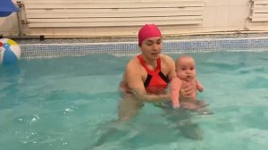 Грудничковое плавание в 4 месяца//Упражнения в бассейне//Купание в ванне