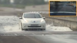 Электромобиль Ниссан Лиф Nissan Leaf и вода