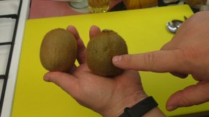 Пару слов о КИВИ - как чистить киви? Как удобнее есть киви? Как растет киви
