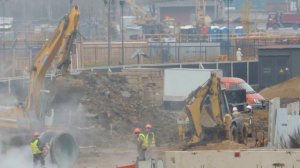 Экскаватор и Экскаватор погрузчик работают в паре