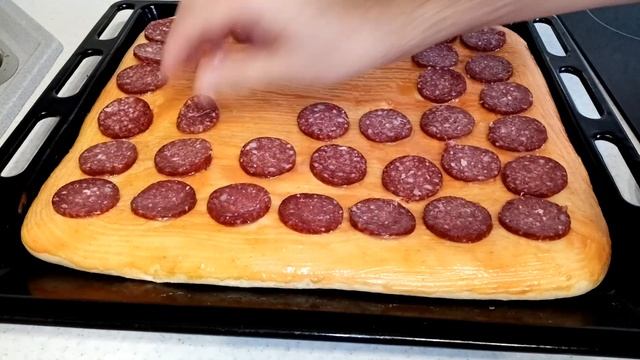 простая пицца с копчёной колбаской