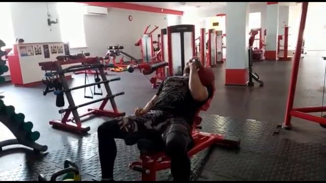 ЖИМ ГИРИ ПОПЕРЕМЕНННО НА НАКЛОННОЙ СКАМЬЕ смотреть онлайн